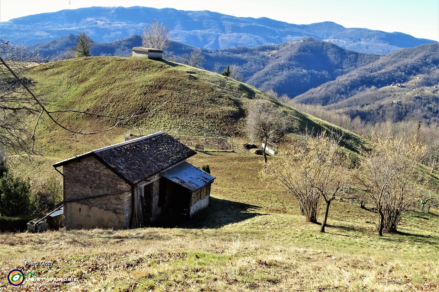 15 Vista sulla cascina tra i prati, poi si entra nel bosco....JPG